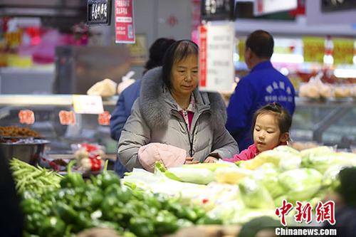 资料图：山西太原一超市内，顾客正在选购蔬菜。中新社记者张云摄