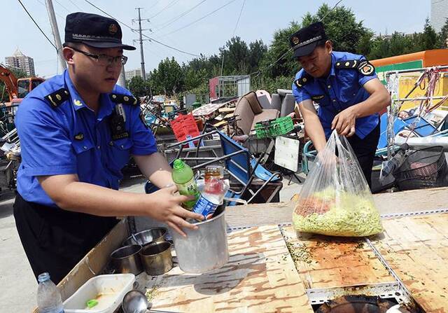 来广营集中销毁黑摩的、电动三轮和“山寨”菜车组图