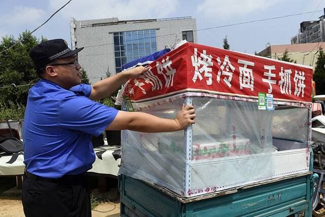 来广营集中销毁黑摩的、电动三轮和“山寨”菜车组图