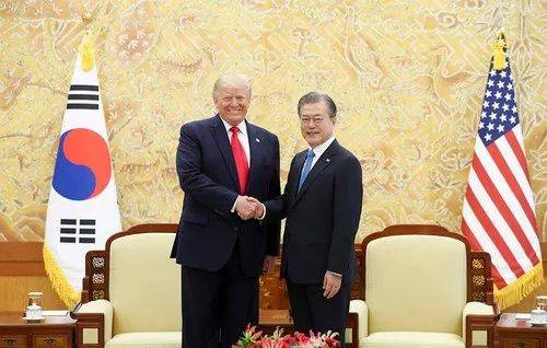 6月30日，在韩国首尔，韩国总统文在寅（右）和美国总统特朗普握手。新华社发