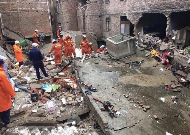 贵阳一自建房垮塌7人被困，救出3人，徒手救援进行中