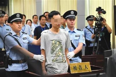 当街殴打老师案被告男子获刑一年半，当庭表示上诉