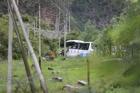 四川阿坝大巴被飞石砸中：已致3死18伤4人失联