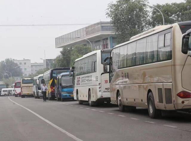 暑假临近 北京核心区景点周边再现大巴“扎堆违停”