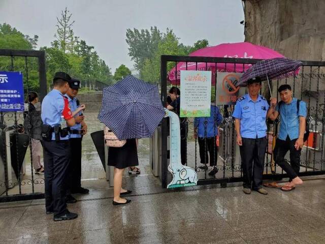 合肥野生动物园一黑猩猩出逃 还在园内与警方对峙