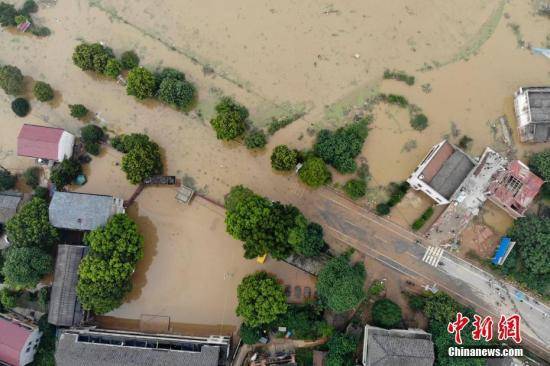 7月11日，湖南衡东县多个乡村与一些道路仍然浸泡在洪水中。图为衡山县通往衡东县的东健大道被洪水阻断。杨华峰摄