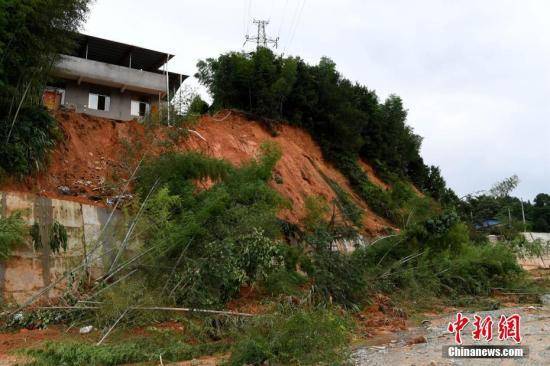  7月10日，连日来的强降雨导致福建省浦城县多地发生山体滑坡。中新社记者王东明摄
