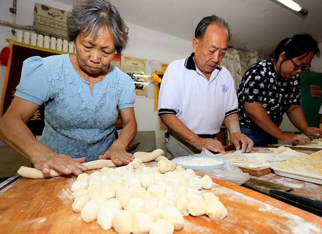 头伏饺子送老人五路居社区送上夏日关怀