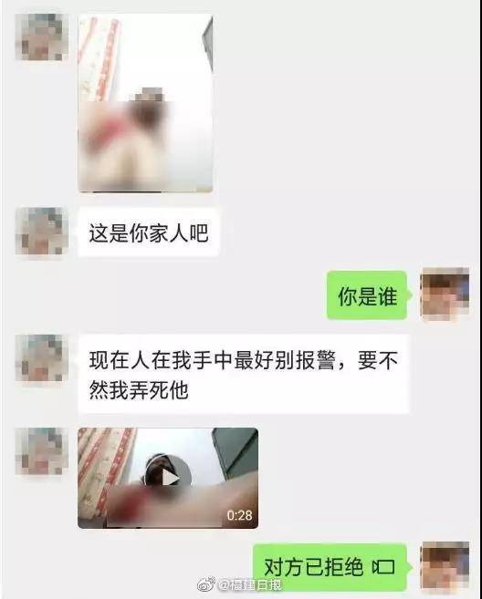 女子穿内衣嘴贴黑胶 自拍