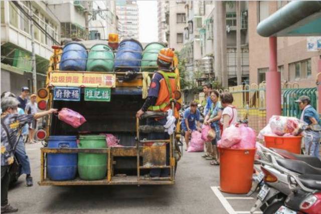 上海措施更人性化！生活垃圾分了20多年，台湾朋友为何还羡慕上海？