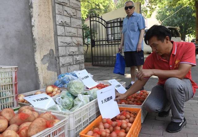 废品换蔬菜居民很开心组图