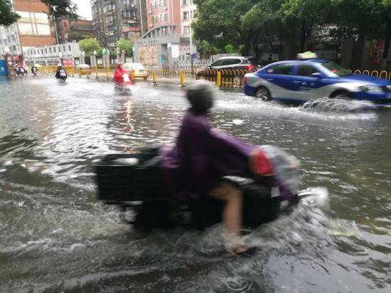 △13日，江西南昌遭遇暴雨袭击，城市内涝严重，不少道路被大水淹没。