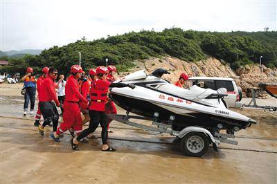 昨日早8点半，队员把搜救摩托艇拖入海，准备开始一天的搜救。