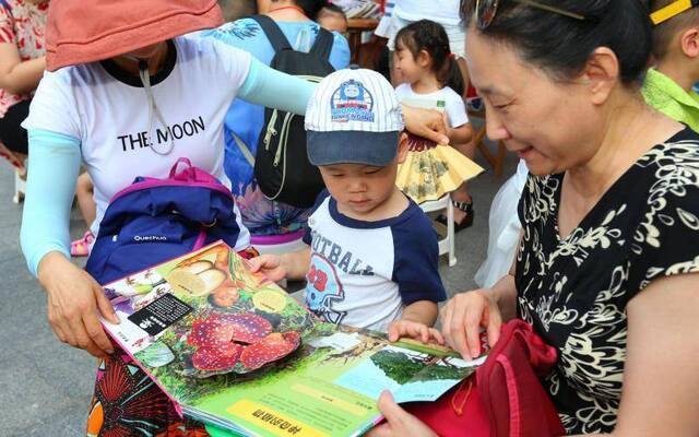 流动书车开进回天地区 居民在家门口可享受30场书展