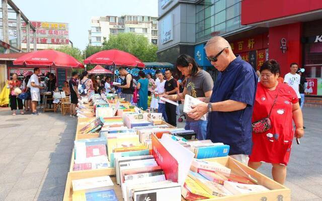 流动书车开进回天地区 居民在家门口可享受30场书展