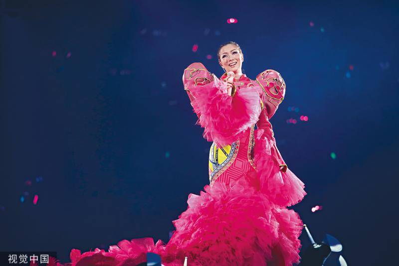 郑秀文演唱会香港开唱，许志安现身遭粉丝嘘声
