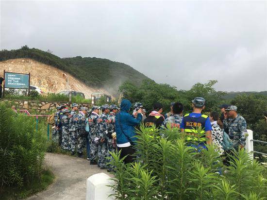 12日，象山海边，搜救之前队员们先集合听指令。刘雪妍摄