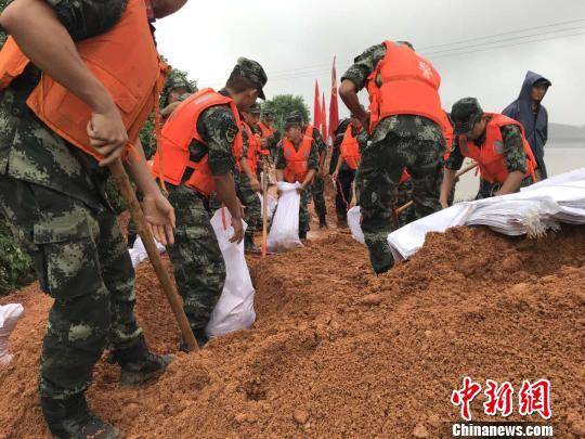 武警官兵填堵决口。阳程杰摄