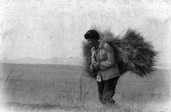 以前，右玉县风沙严重，群众生活困苦。（右玉县委宣传部供图）