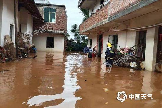 近日强降雨持续侵袭江西，各地城乡积涝严重。（图/曾位亮刘海）