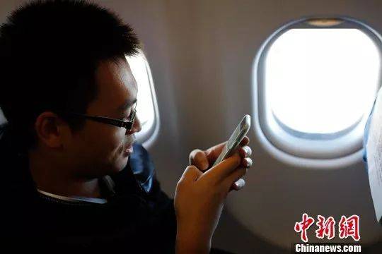 部分国内航班上，飞行模式下旅客可以全程使用手机。殷立勤摄