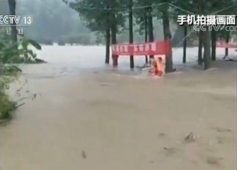 南方暴雨不断 救援进行时 干部群众众志成城执着守护