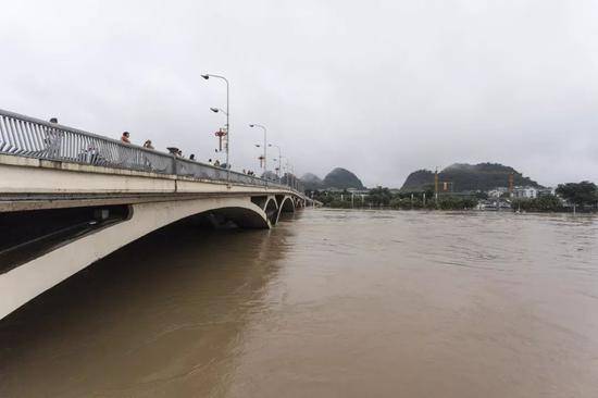 △13日，桂林受连日强降雨影响，漓江水水位上涨，桂林市区多处出现内涝（图自视觉中国）