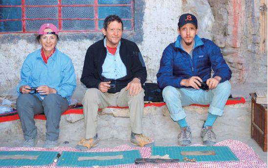 托马斯·普利兹克（中）、玛格夫妇及儿子大卫，2011年摄于西藏。图/受访者提供