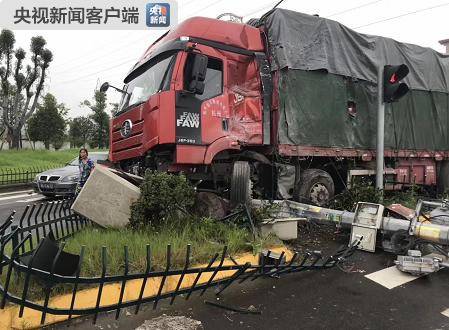 浙江台州一大巴车撞上货车 13人送医4人伤势较重