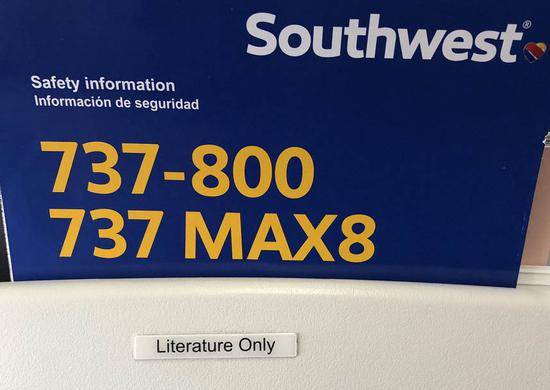 两次重大事故使人们“谈MAX色变”，飞机上的“737 MAX 8的安全须知”曾引发乘客巨大恐慌。（图源：推特）