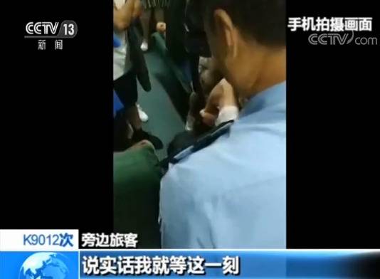 男子持无座票霸两座被强制带离 旁边旅客：就等这一刻