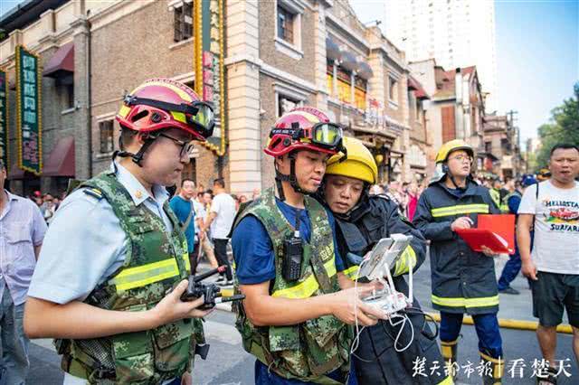 武汉一饭店着火 这次消防员动用了无人机灭火(图)