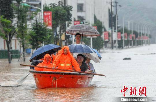 7月9日，连日的强降雨导致福建省浦城县城区出现大面积内涝，当地政府组织人员利用冲锋舟等工具转移受困民众。罗光耀摄