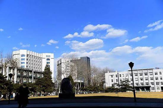 2019年3月13日，中国人民大学校园里，人们来到户外享受阳光。新京报记者王贵彬摄