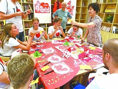 吃热干面学包饺子听黄梅戏夜赏长江