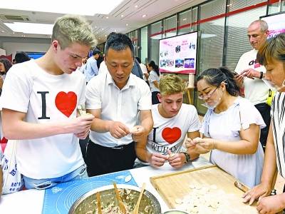 吃热干面学包饺子听黄梅戏夜赏长江