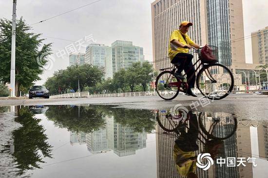 经过雨水“洗礼”后的京城，今晨体感舒适许多，地面仍有积水。王晓摄