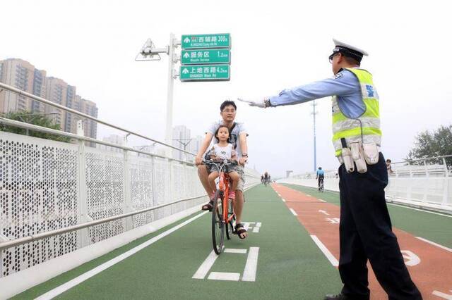 晚高峰蹲点自行车专用路违规行为明显减少组图