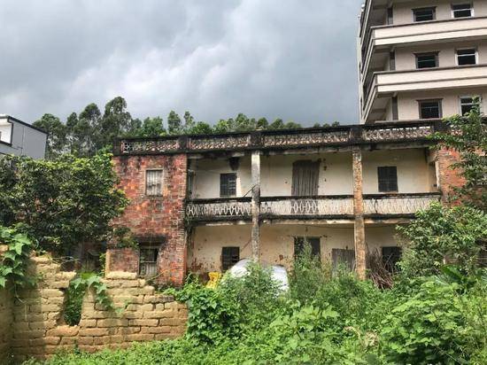 化州市大墩坡村，粱某华的房屋已经年久失修。新京报记者祖一飞摄
