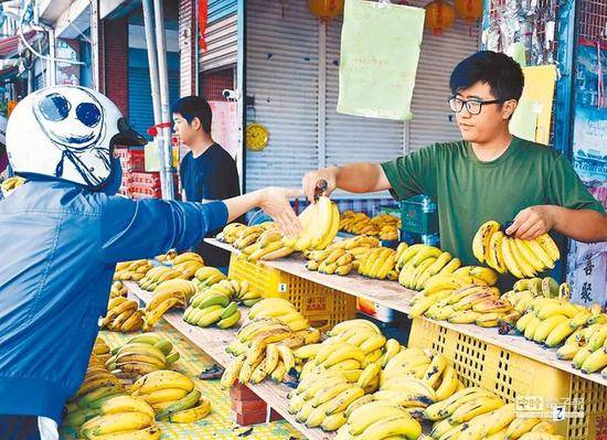 资料图：台湾某大学生休学回屏东老家帮忙卖香蕉