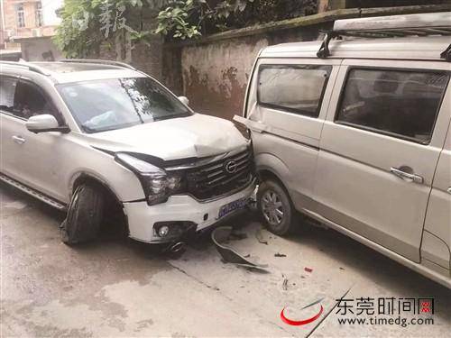 ​桥头男子醉驾追尾小车 逃逸又撞数车