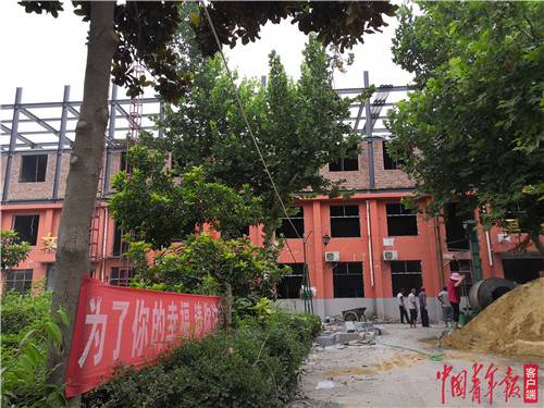 7月17日，河南省鹿邑县志成实验学校在建的学生宿舍楼。中国青年报·中国青年网记者耿学清摄