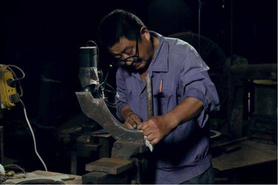 滕州，拥有三十余年经验的铸锅师傅正在打磨工具