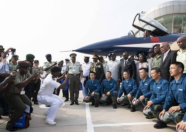 歼-10展翅中非和平安全论坛代表走进“八一”飞行队