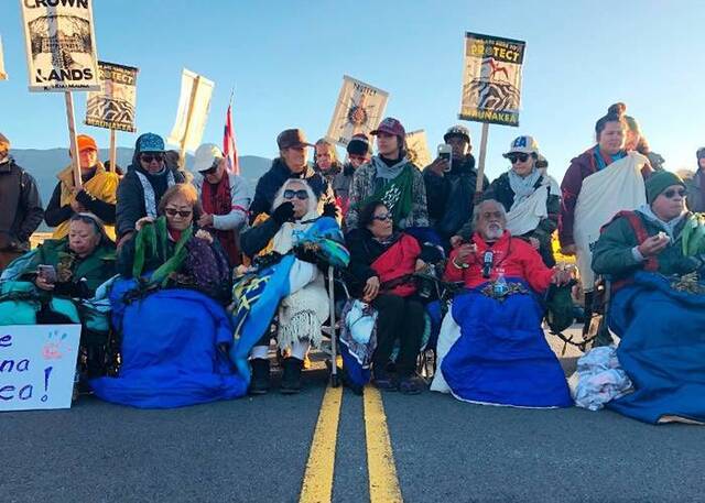 美国夏威夷冒纳凯阿火山建天文望远镜争议未息数百名示威者于山脚聚集抗议