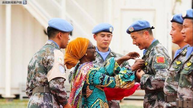 我国第2批赴苏丹达尔富尔维和直升机分队官兵荣获联合国和平荣誉勋章