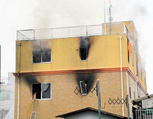 着火建筑（朝日新闻）