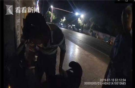 醉酒男子拒绝民警送回家 称害怕妈妈打他(图)