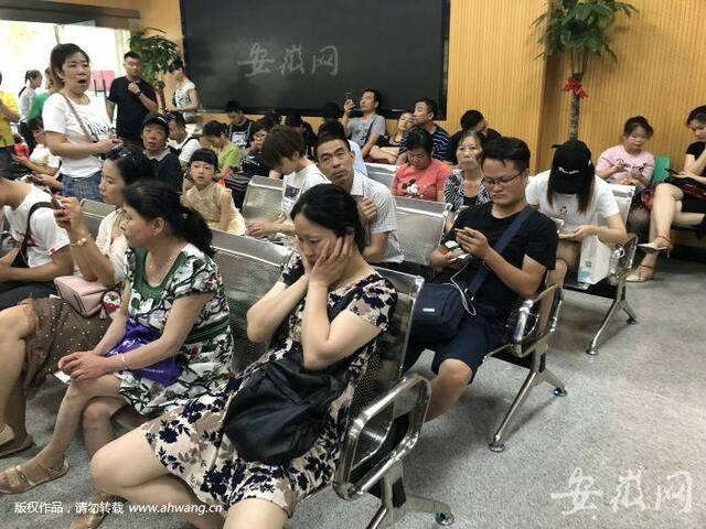 合肥市社会保障卡服务大厅内等候办理业务的市民。