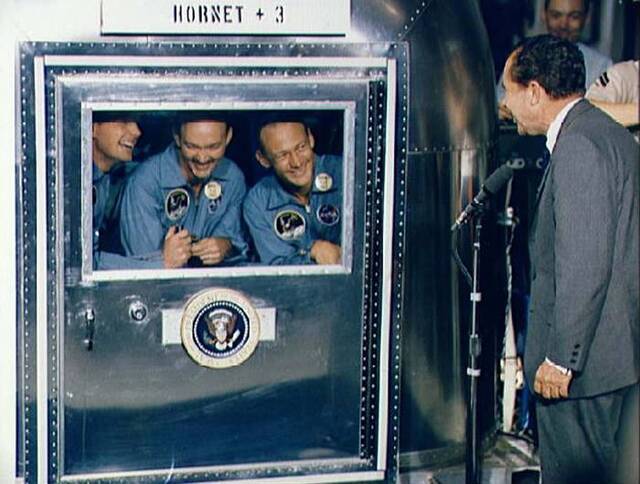 美国总统尼克松亲自登上大黄蜂号回收船，欢迎阿波罗11号宇航员返回地球。